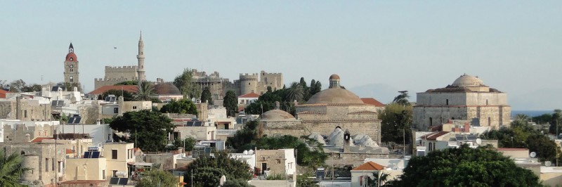 La cit mdivale de Rhodes avec le chteau des Grands Matres au fond.