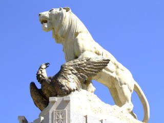 Astorga, lion cransant l'aigle napolonien