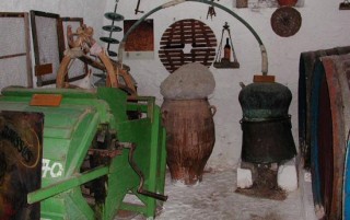 Canava Roussos  ustensiles traditionnels  cave  vins