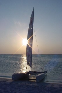 Catamaran devant le soleil couchant