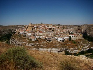 Photo du village de Jorquera et du caon del Rio Jucar...