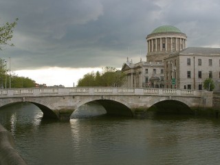 Dublin: Four Courts et la rivire Liffy