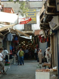 Entre dans le Grand Bazar d'Istanbul
