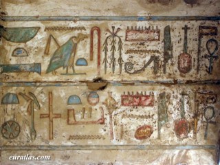 Hiroglyphes au plafond de la grande salle hypostyle du temple de Karnak