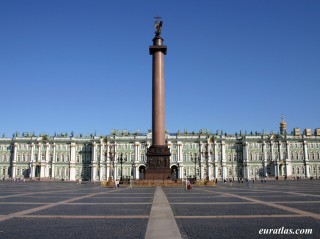 La colonne Alexandre sur la place du Palais avec le muse de l'Ermitage