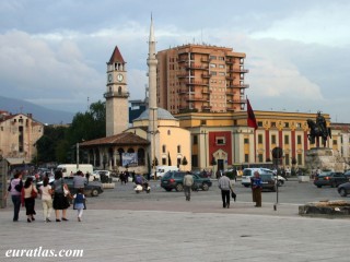 La place Skanderbeg  Tirana