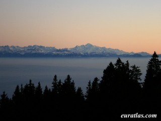 Le massif du Mont-Blanc  la nuit tombante