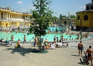 Les bains Szchenyi en t