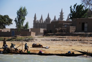 Mosque de Saba prs du fleuve Niger