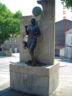 NEGREIRA - Statue d'un migrant ...