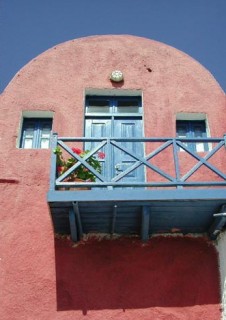 Oia - Maison rose et balcon bleu