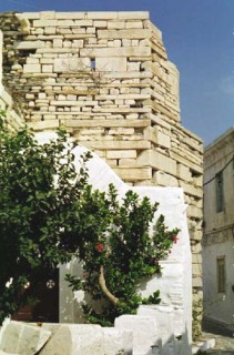 Parikia - murs du Kastro et chapelle
