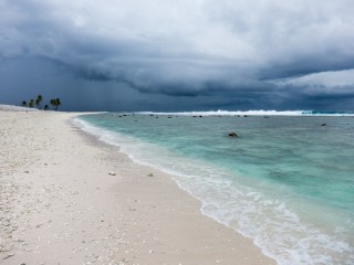 Plage de l'atoll avant la tempte