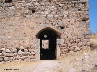 Porte mdivale dans les remparts de l'Acrocorinth...