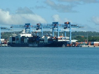 Porte-containers sur le port