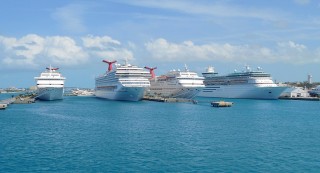 Quatre bateaux de croisires dans le port de Nassau