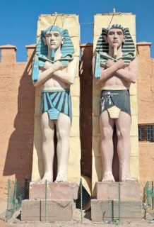 Statues gyptienne ornant l'entre des studios de ...