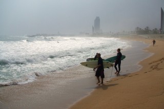 Surfeurs sur la plage de Barcelone