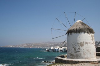 Un moulin en bord de mer