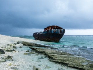 Un navire chou prs de l'atoll