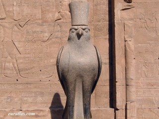 Une statue d'Horus  Edfou