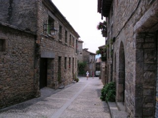 Vue du village pyrnen d'Ainsa (Pyrnes Aragonaises...