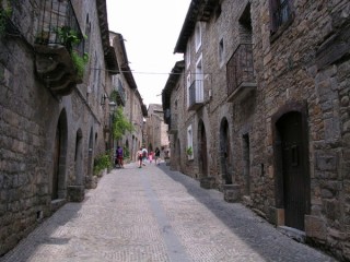 Vue du village pyrnen d'Ainsa (Pyrnes Aragonaises...
