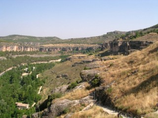 Cuenca : vue des falaises creuses par le rio Juca...