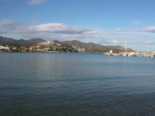 Photo du petit port de Llana