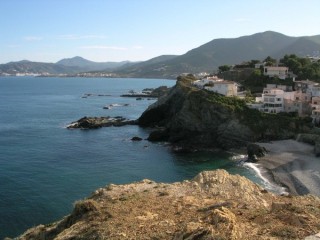Photo des criques et plages rocheuses au port de Llana,...