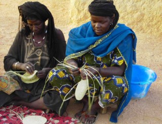 Tressage artisanal par les femmes touargues