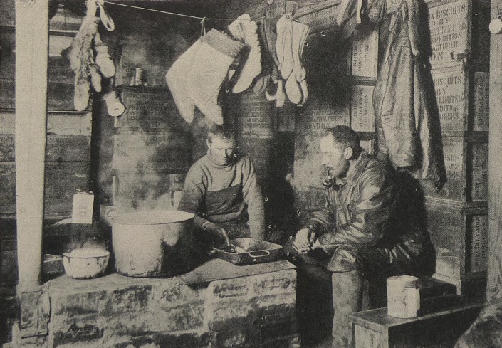 Meares et Demetri prs du fourneau  graisse dans la hutte de la Discovery