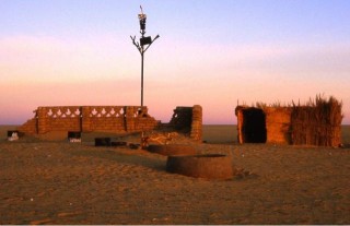 Puits et abris prs de l'arbre mtallique du...