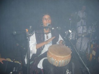 Aminitou goumar jouant  un instrument toureg