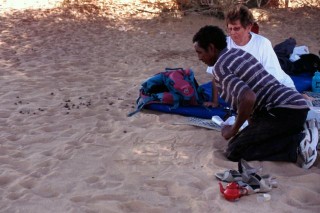 Harouna raconte sur le sable l'origine de la croix...