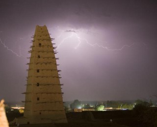 La mosque d'Agadez un soir d'orage