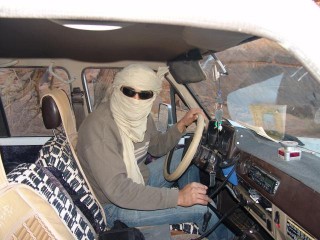 un chauffeur ds le desert