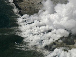 28 Nov 2005 - La lave du Kilauea entre dans l'ocea...