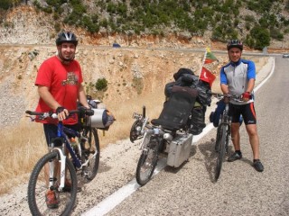 2 courageux cyclistes turcs dans la montagne