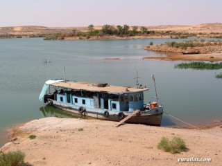 Abou Simbel, un vieux bateau sur le lac Nasser