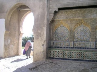 Arc et fontaine islamique