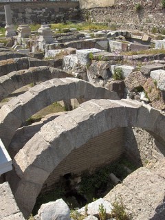 Arches des soubassements de l'agora
