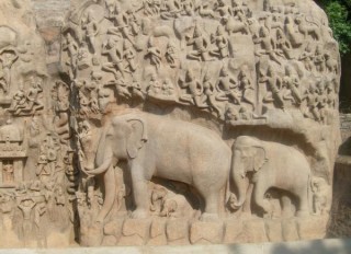 Arjuna, sculpures sur le bord de la route
