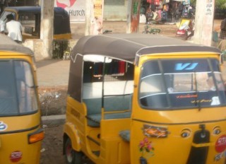 Auto ricshaws plein de soleil et de malice