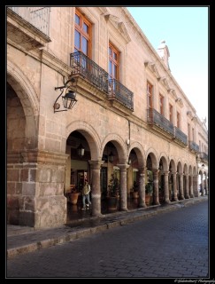 B�timent d'�poque coloniale � arcades