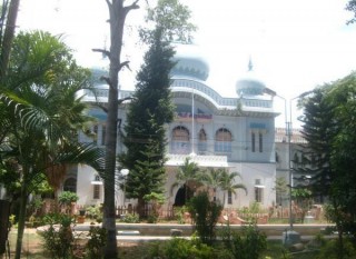 Belle construction, en guise de mosquée 