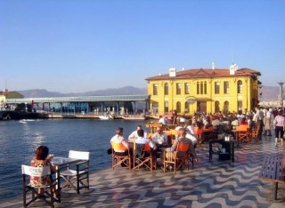 Cafs le long du quai historique Pasaport