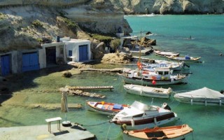 Caques amarrs devant les abris  bateaux