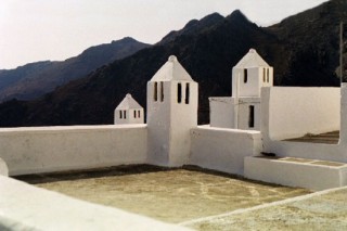 Chora - Toits terrasses et pots de chemine de formes...