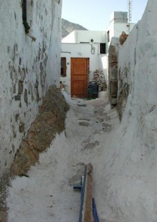 Chora - Une ruelle creuse dans la roche